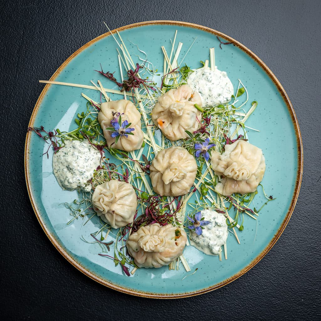 Momos de légumes, sauce yogourt, raviolis