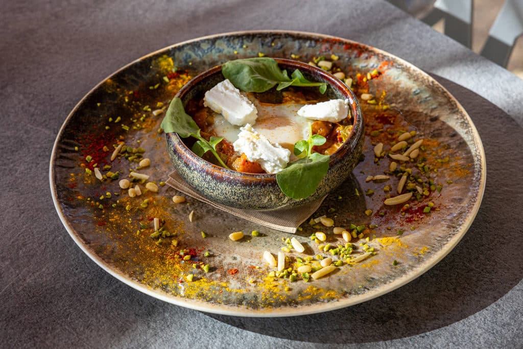 Entrée Chakchouka - Maghreb. Oeufs, poêlée de poivrons et tomates épicées.