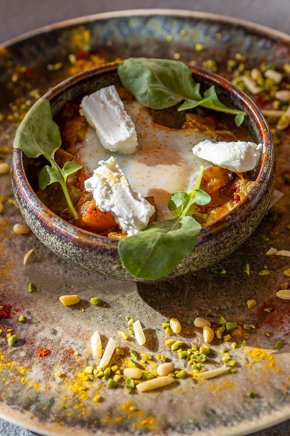 Entrée Chakchouka de Maghreb. Oeufs, poêlée de poivrons et tomates épicées.