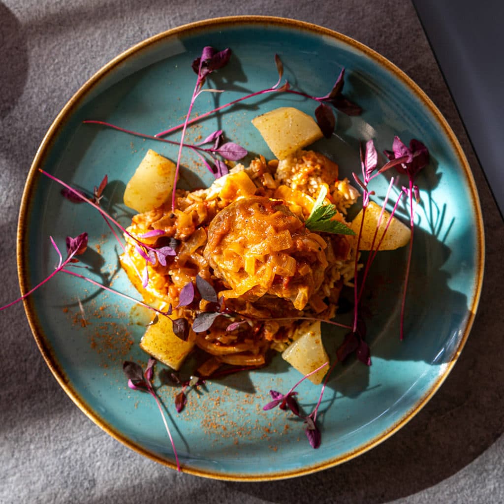 Plat principal Mafé de poulet - Mali. Ragoût de poulet avec une sauce à l’arachide.