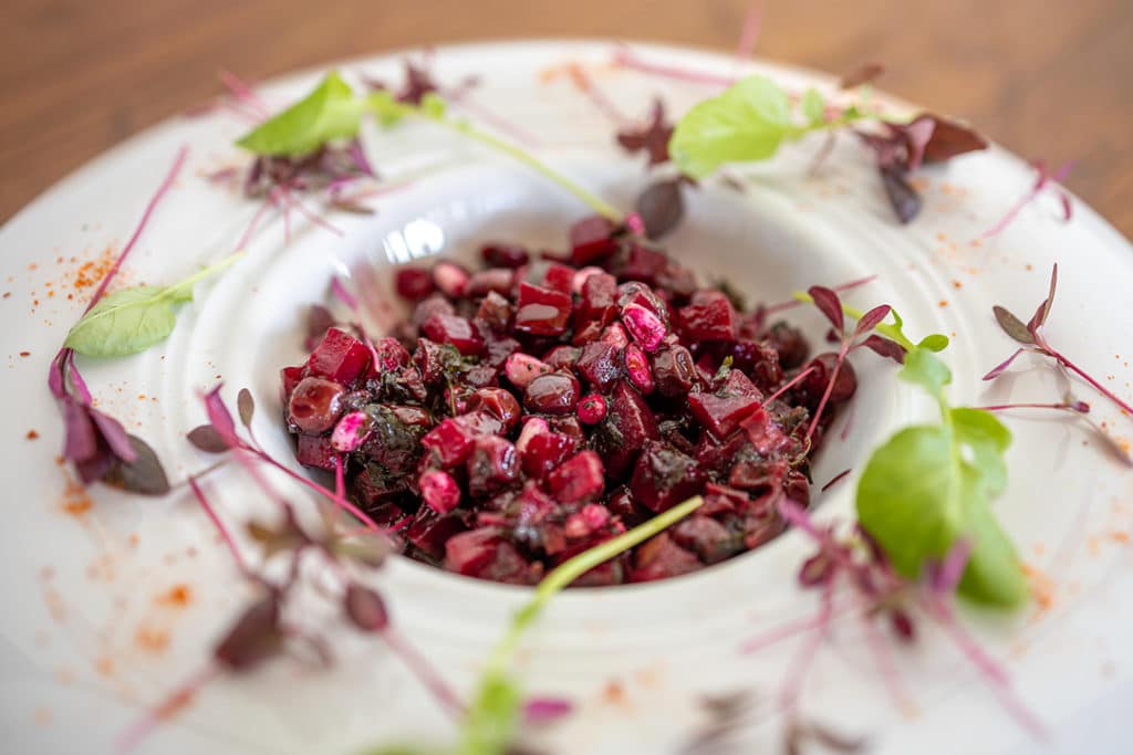 Entrée Svekolnick - Biélorussie, Ukraine. Salade de betteraves rouges, pommes de terre et œuf.