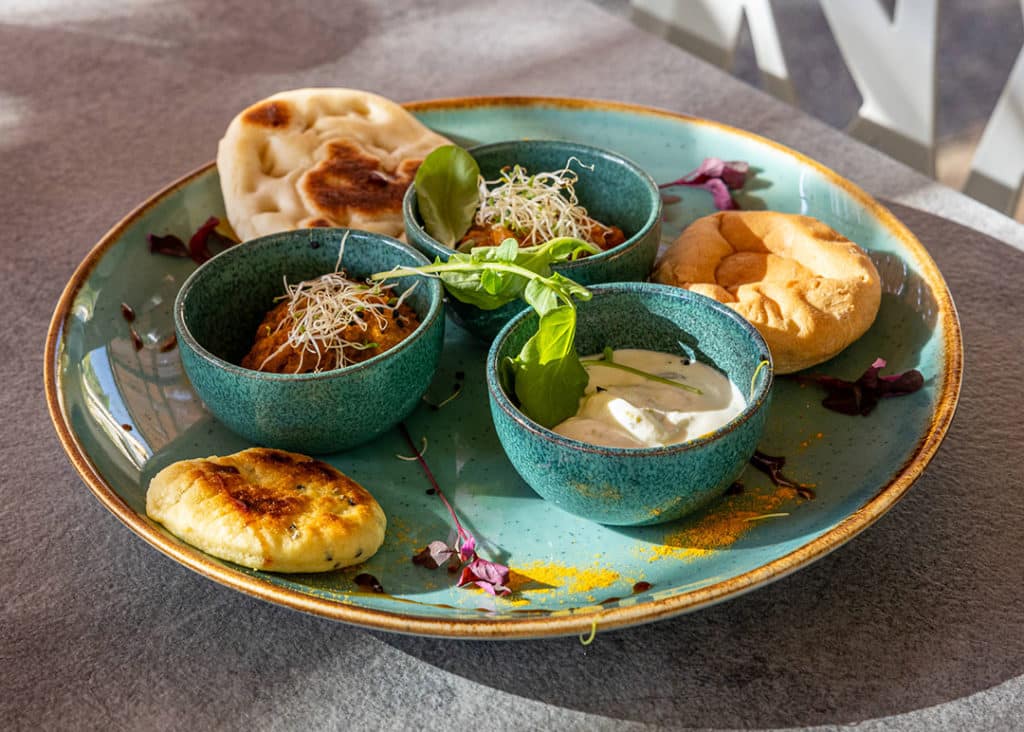 Entrée Zaalouk, Slatet Omek, Labneh - Maghreb. Purée d’aubergine, mousseline de carotte, fromage grec, noix et pistaches. Servis avec pain pita, matlouh et kesra.